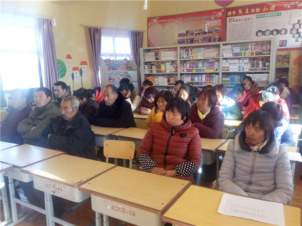 村民们认真听课.jpg